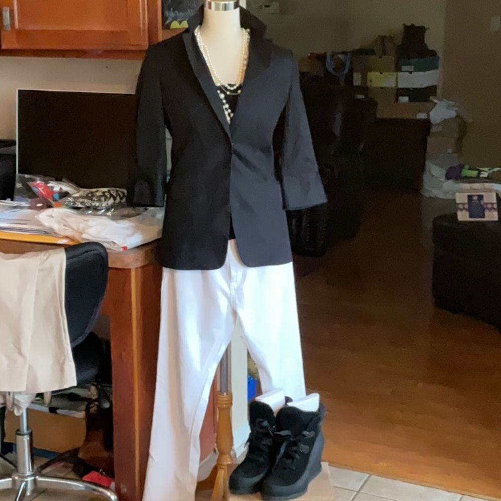 TAHARI Black Blazer/Jacket Size 6 (I believe), Preowned